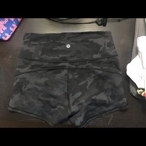 LULULEMON CAMO SIZE 8 2 inch shorts